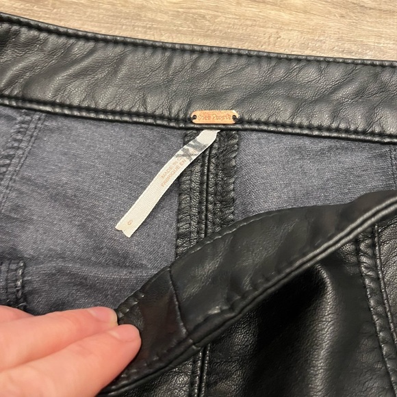 FP Movement by Free People Black Skinny Faux Leather Pants Womens Size 6 - Picture 5 of 8